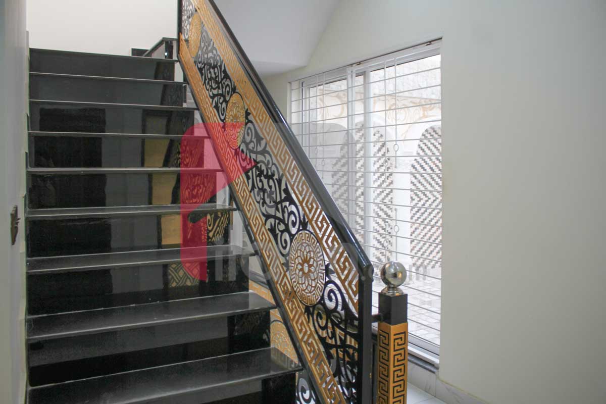 10.75 Marla House for Sale in Raza Block, Allama Iqbal Town, Lahore