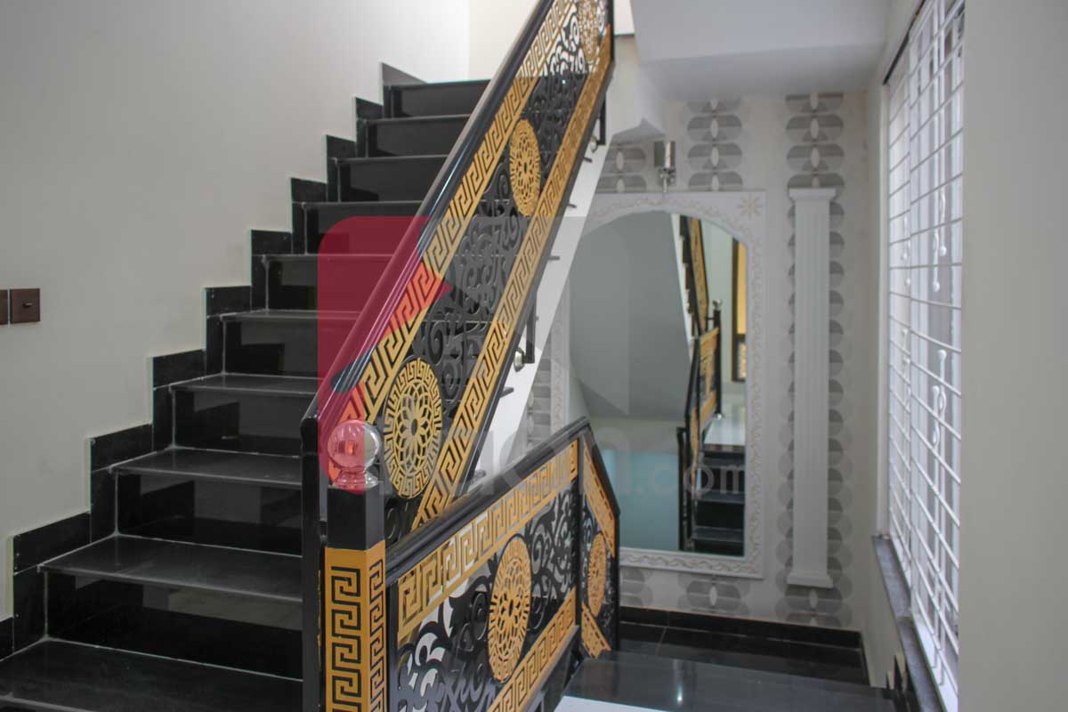 10.75 Marla House for Sale in Raza Block, Allama Iqbal Town, Lahore