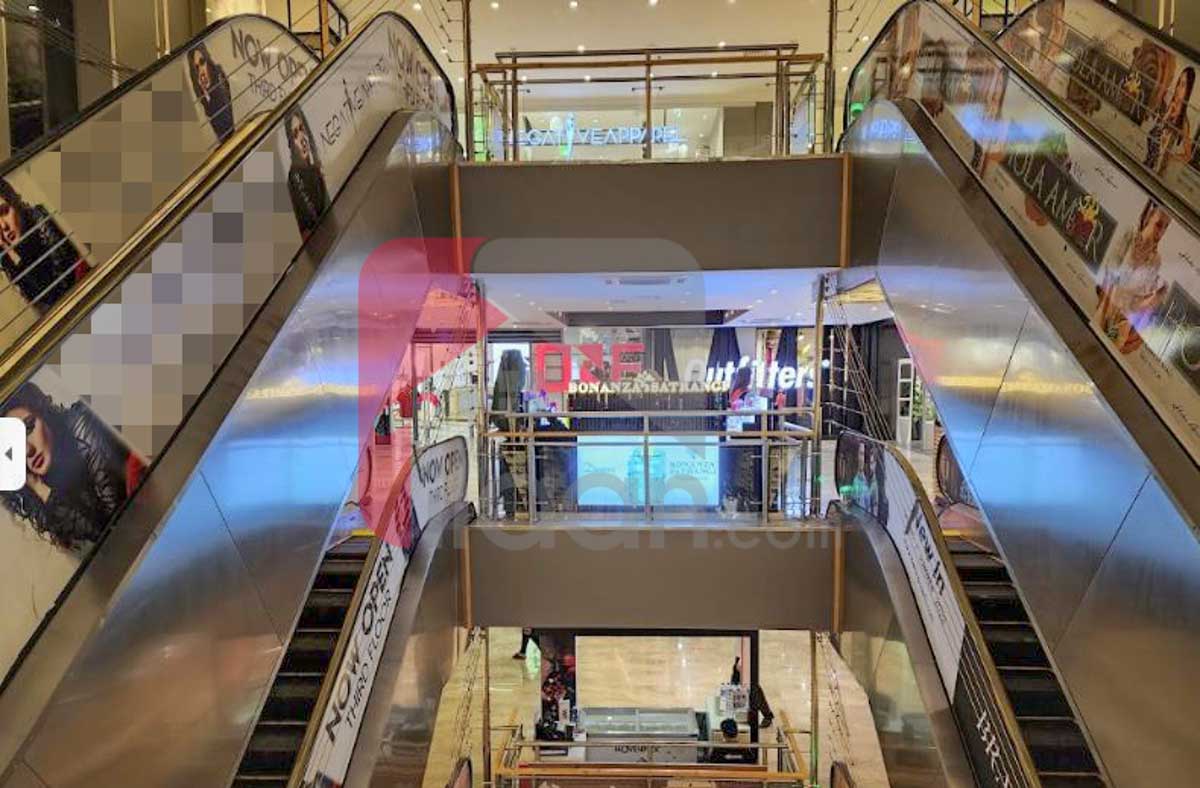 587 Sq.ft Office for Sale (Fourteenth Floor) in Xinhua Mall, Block B2, Gulberg-3, Lahore