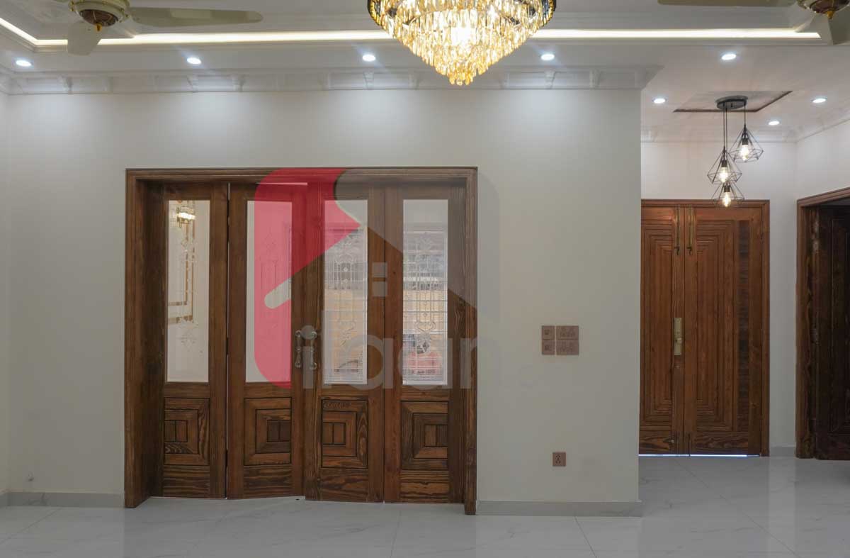 10 Marla House for Sale in Tariq Gardens, Lahore