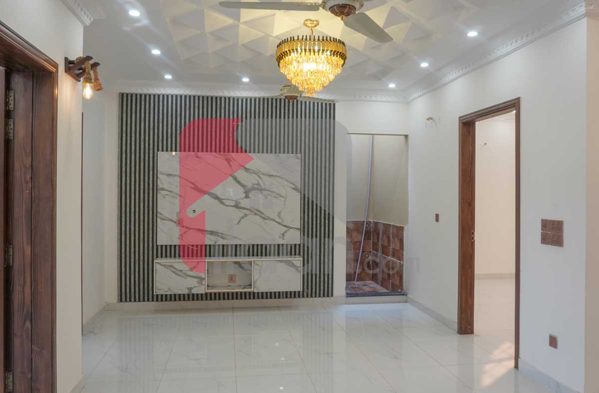 10 Marla House for Sale in Tariq Gardens, Lahore