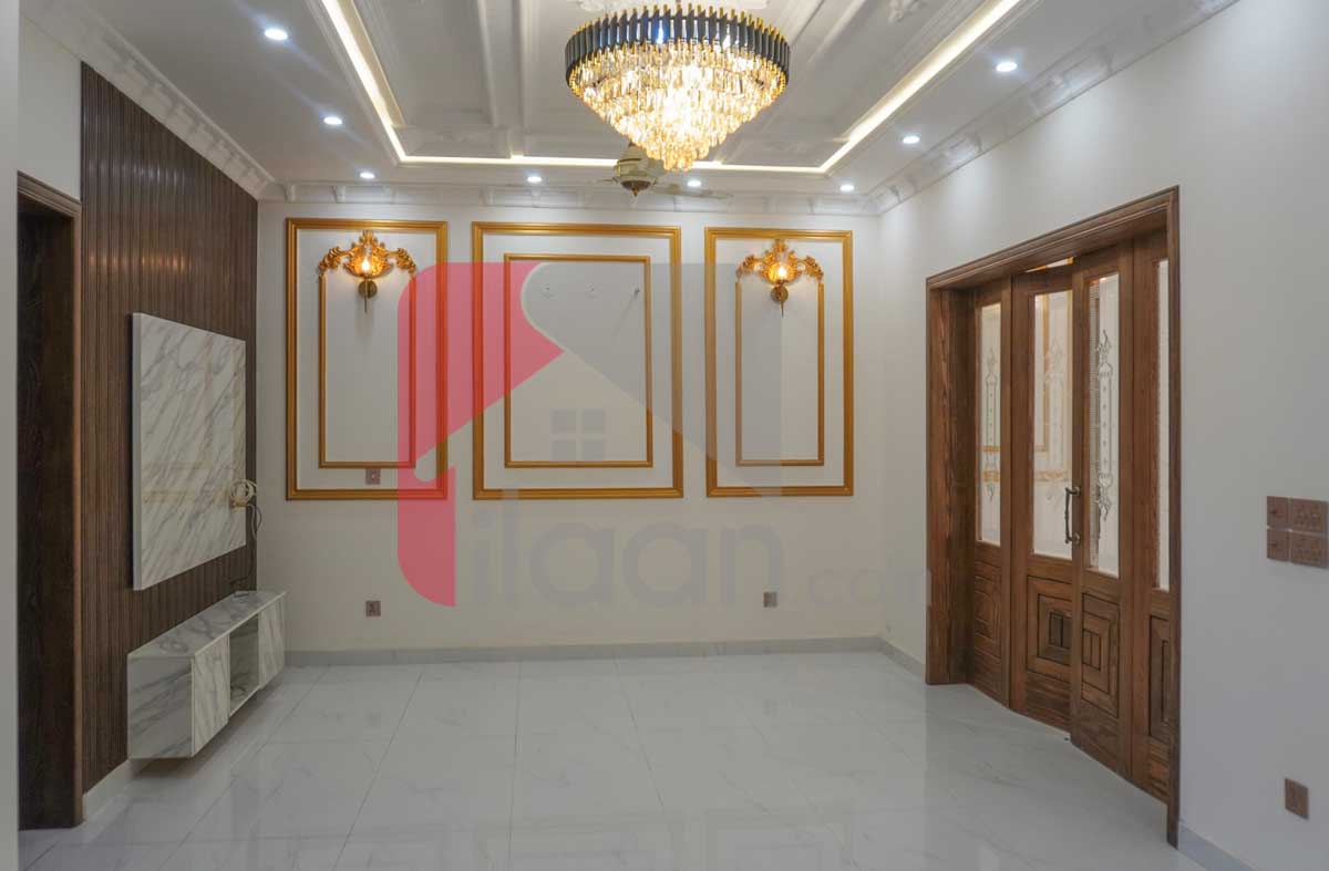 10 Marla House for Sale in Tariq Gardens, Lahore