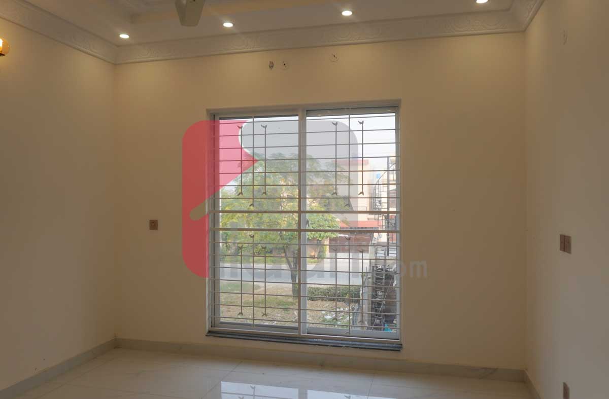 10 Marla House for Sale in Tariq Gardens, Lahore