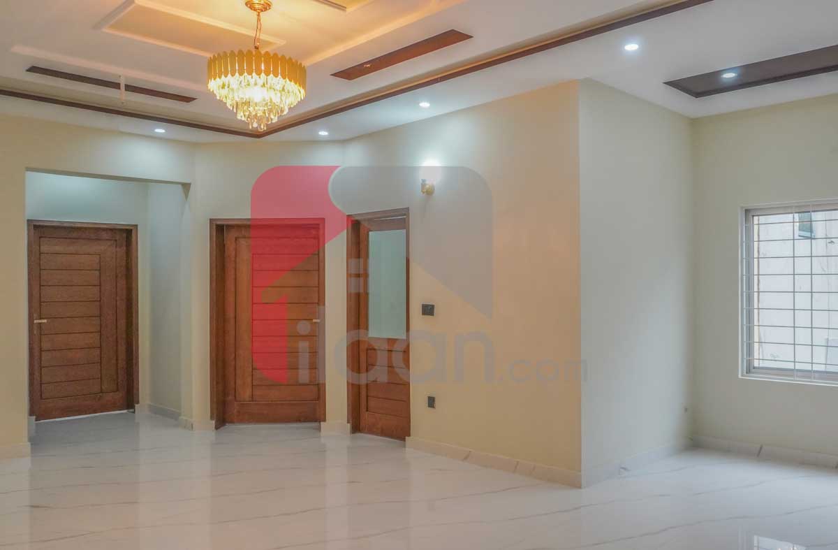 10 Marla House for Sale in Nasheman-e-Iqbal, Lahore