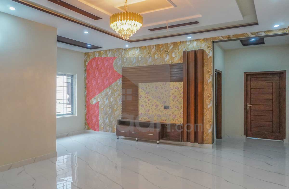 10 Marla House for Sale in Nasheman-e-Iqbal, Lahore