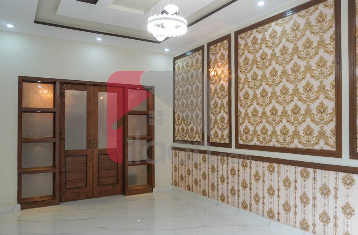 10 Marla House for Sale in Nasheman-e-Iqbal, Lahore