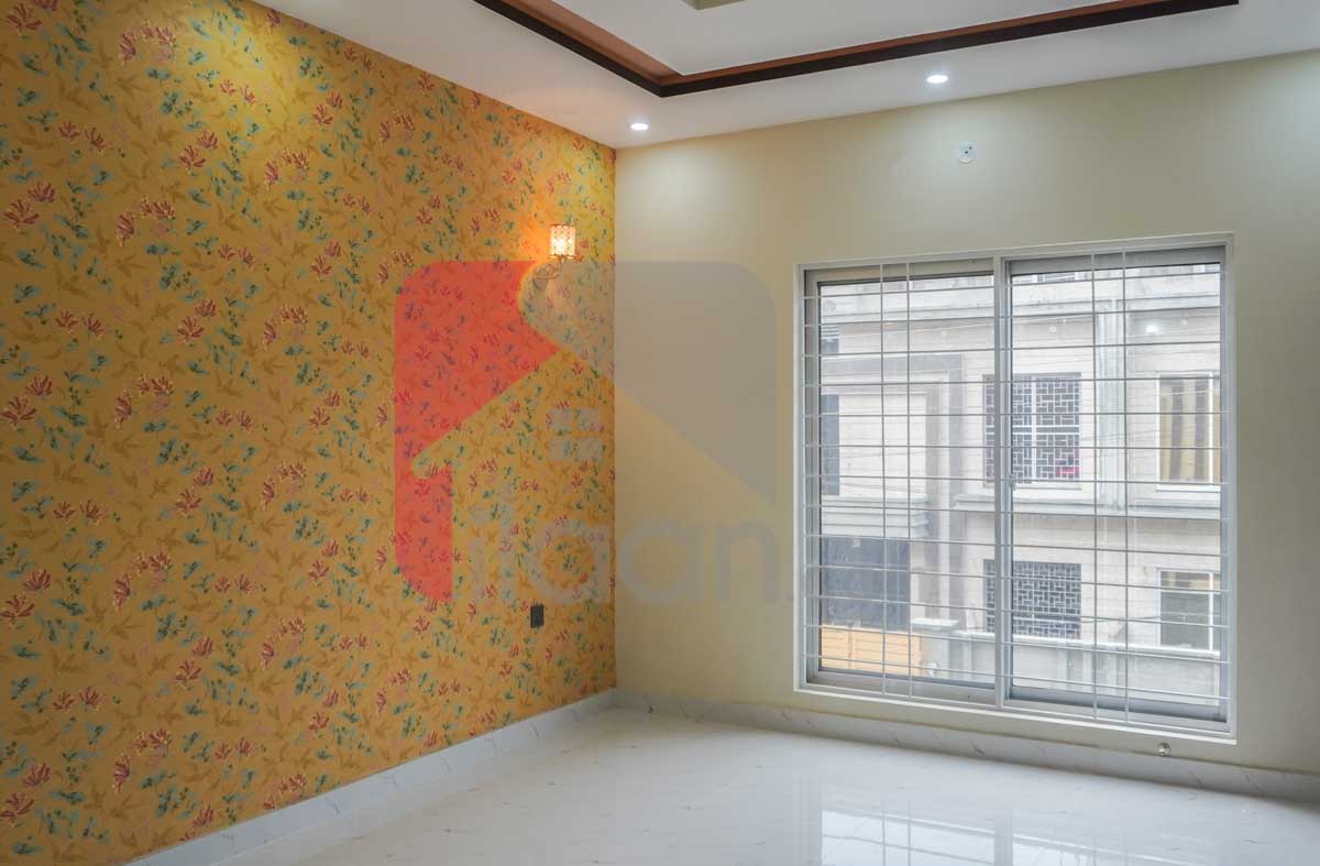 10 Marla House for Sale in Nasheman-e-Iqbal, Lahore