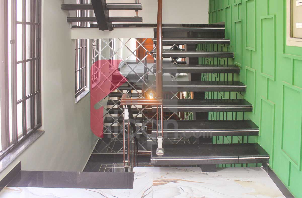 10 Marla House for Sale in Bahria Town, Lahore