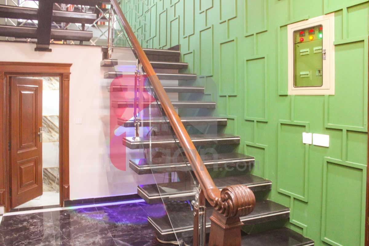 10 Marla House for Sale in Bahria Town, Lahore
