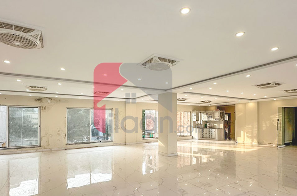12 Marla Hall for Rent on Main Boulevard, Sector E, Bahria Town, Lahore
