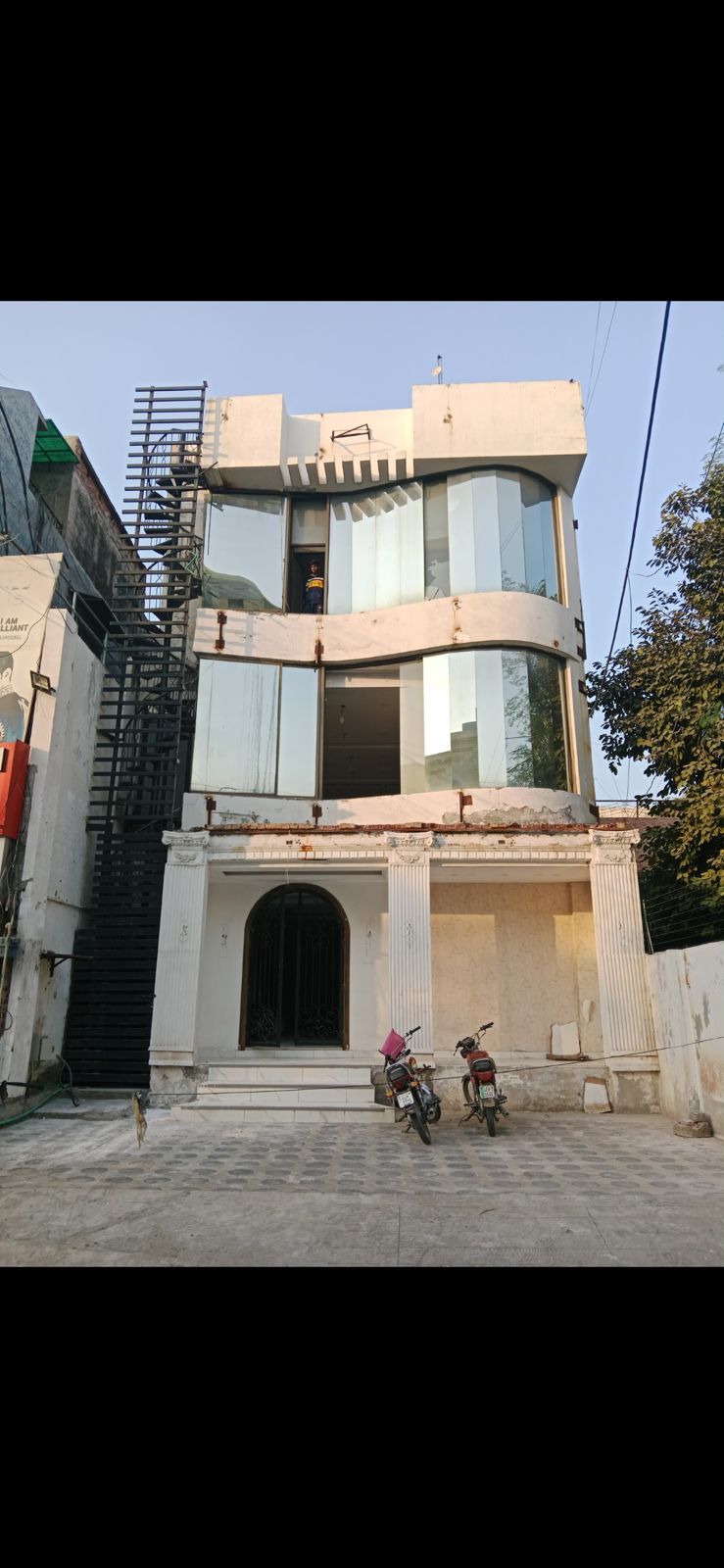 1,350 Sq.ft Plaza for Rent on MM Alam Road, Gulberg 3, Lahore