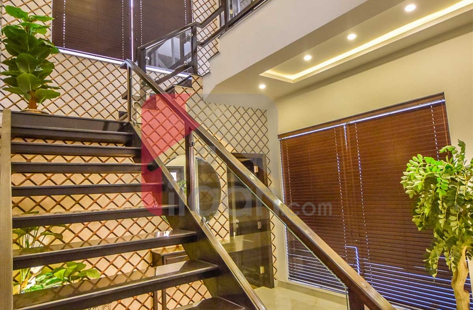 10 Marla House for Sale in Bankers Avenue Cooperative Housing Society, Lahore