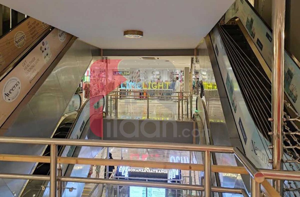 592 Sq.ft Office for Sale (Fifth Floor) in Xinhua Mall, Block B2, Gulberg-3, Lahore