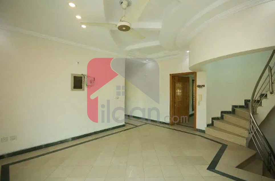 10 Marla House for Rent in Cavalry Ground, Lahore