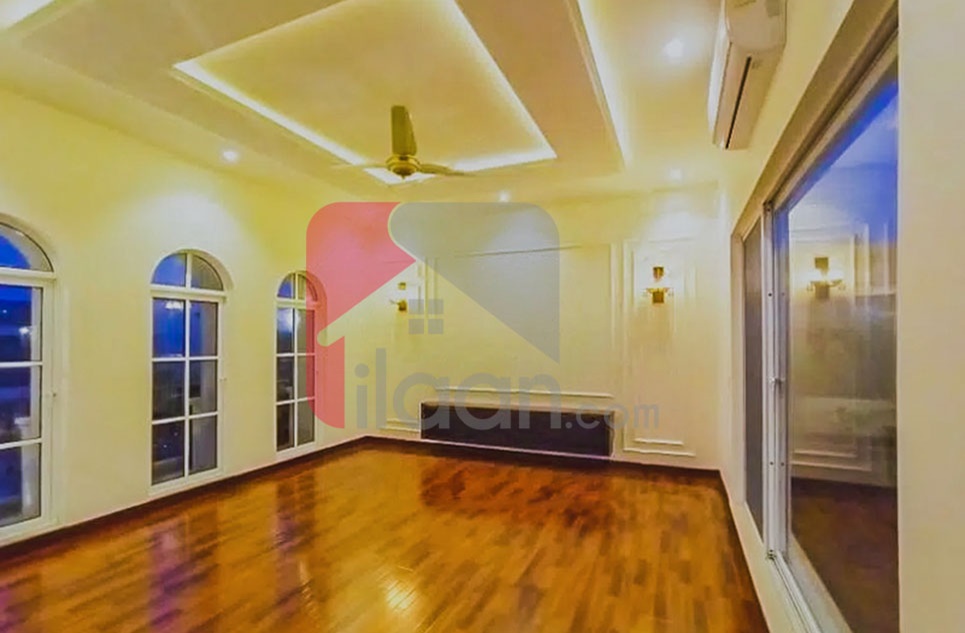 8 Marla Building for Sale in Main Boulevard Gulberg, Lahore
