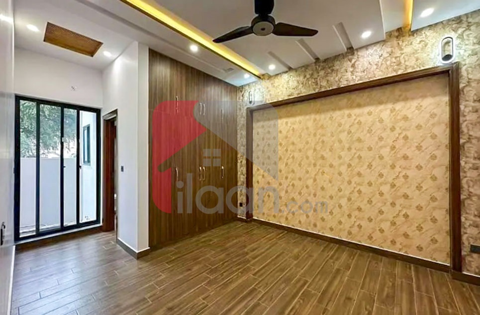 240 Sq.yd House for Sale (First Floor) in Block 1, Gulshan-e-iqbal, Karachi